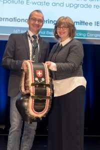 Christian Müller-Guttenbrunn received the "IERC Honorary Award" in Salzburg from the hands of the Madam Chairwoman of the Steering Committee Jean Cox-Kearns